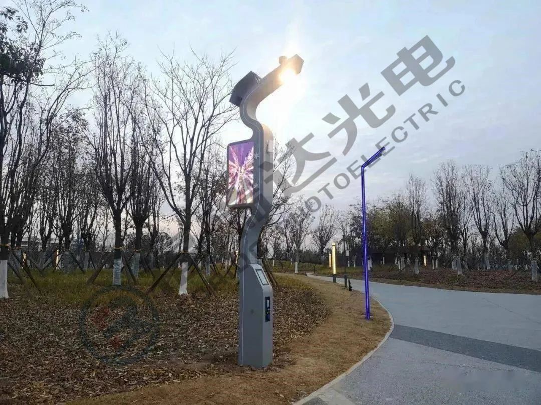 湖北襄阳首批5G智慧路灯亮相