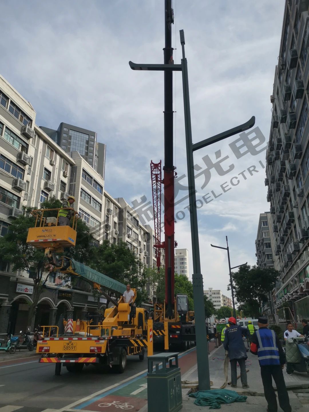 河南郑州管城区城市更美丽街区路灯项目圆满吊装完成