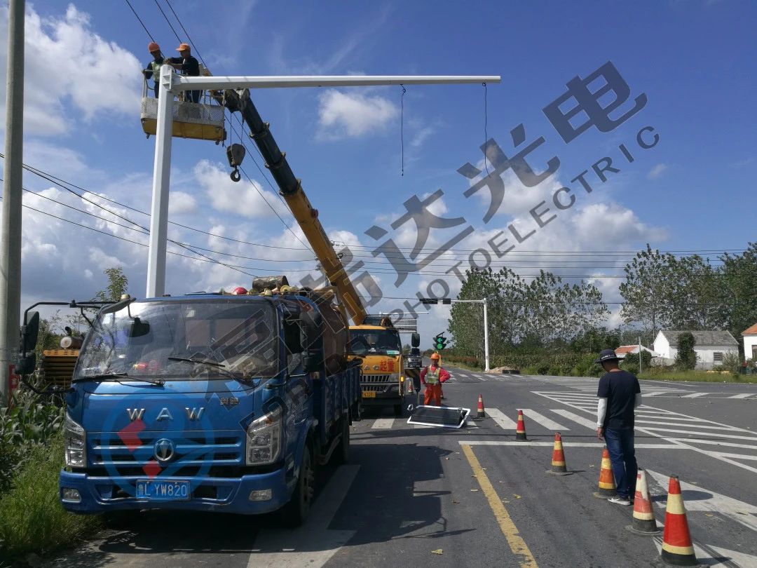 射阳县S329 与海都路交叉口等道路口安装交通指挥信号灯、电子警察抓拍系统施工圆满结束